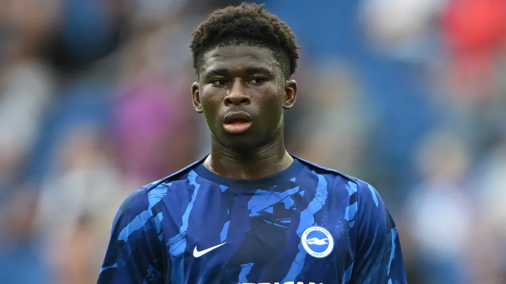 Carlos Baleba no aquecimento para partida do Brighton (Foto: Mike Hewitt/Getty Images)