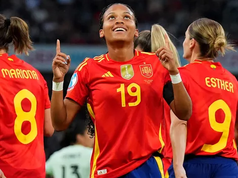 Vicky López, craque do Barcelona, conquista o troféu Kopa feminino