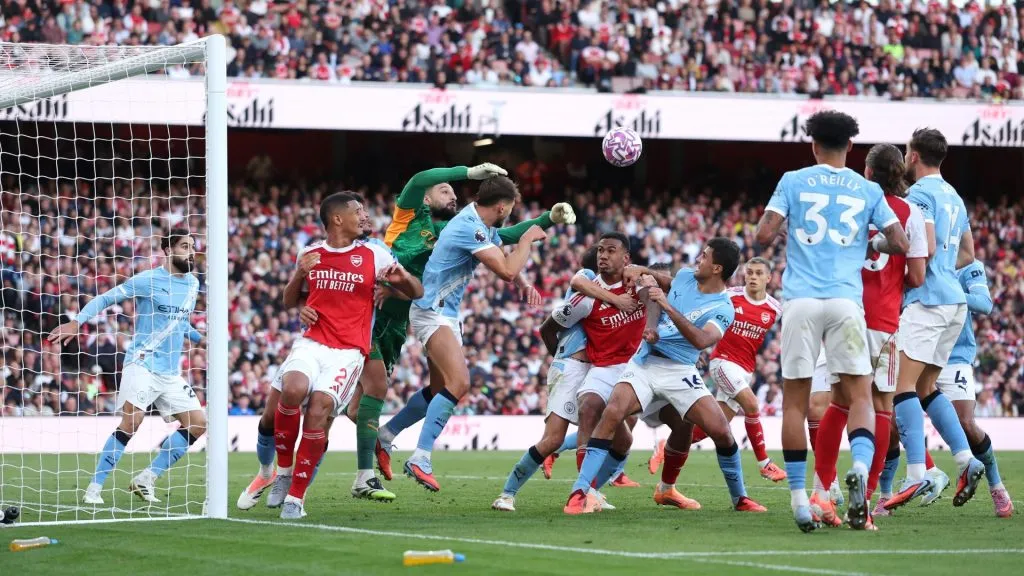 Donnarumma em ação durante clássico contra o Arsenal (Foto: Alex Pantling/Getty Images)