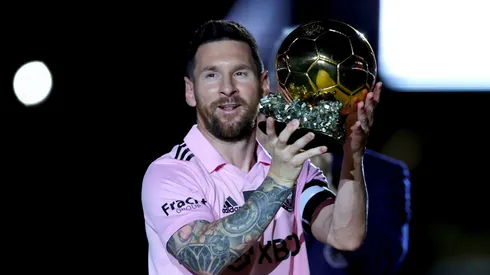 Messi exibe troféu Bola de Ouro em jogo do Inter Miami, em 2023 (Foto: Megan Briggs/Getty Images)