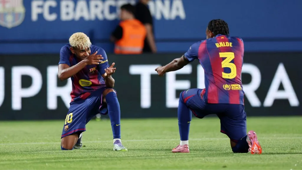 Lamine Yamal e Balde em registro durante partida pelo Troféu Joan Gamper (Foto: Judit Cartiel/Getty Images)