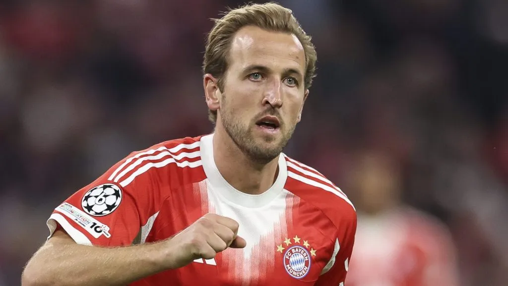 Kane, alvo do Barcelona, em campo com o Bayern (Photo by Maja Hitij/Getty Images)