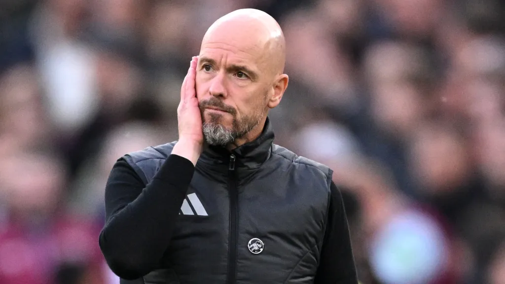 Erik ten Hag com a mão na cabeça durante partida do Manchester United (Foto: Justin Setterfield/Getty Images)