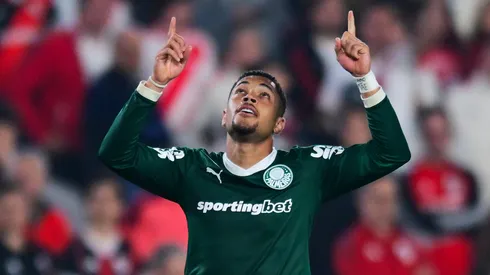 Vitor Roque comemora gol pelo Palmeiras