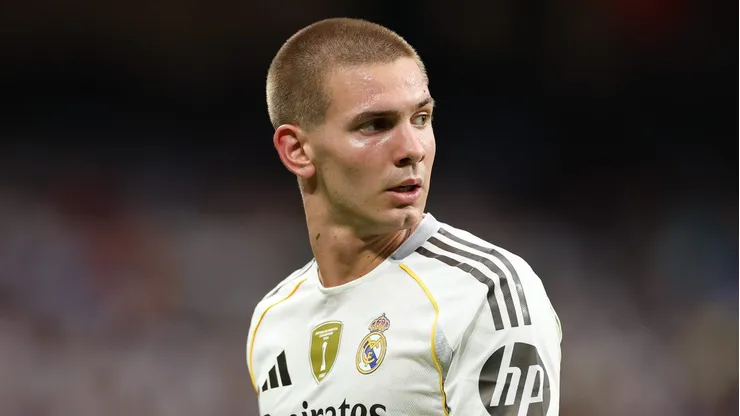 Mastantuono marca pelo Real Madrid com passe de Vinícius Júnior. (Photo by Florencia Tan Jun/Getty Images)