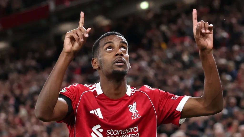Liverpool classifica na Copa da Liga Inglesa com primeiro gol de Isak