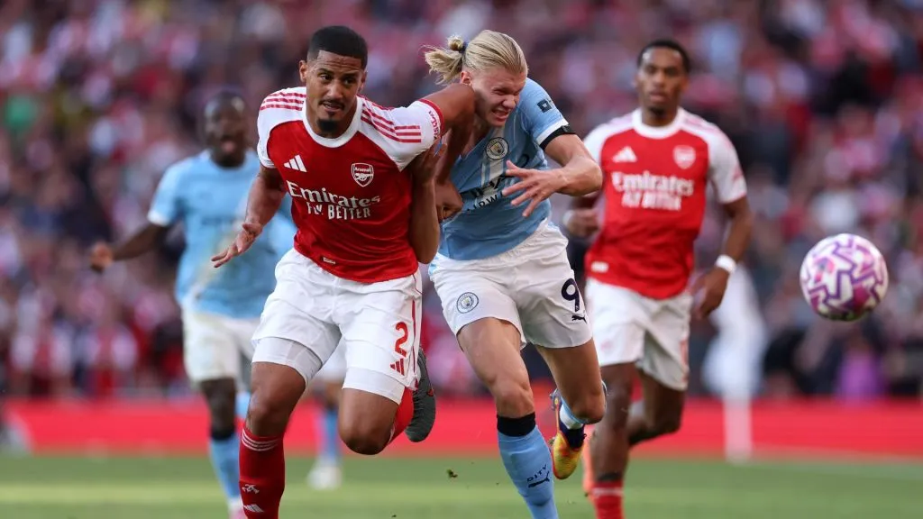 Saliba e Haaland disputam bola no clássico do Emirates Stadium (Foto: Justin Setterfield/Getty Images)