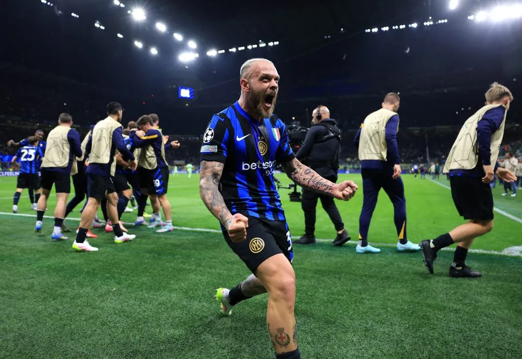 Lateral direito Federico Dimarco, de 27 anos, é um alvo do Manchester United. Segundo informações do portal II Napolista, sua relação com o treinador Chivu, da Inter de Milão, já não é mais a mesma  e diante disso, a possibilidade do clube em lucrar com o jogador já estaria sendo discutida nos bastidores. (Foto: Carl Recine/Getty Images)