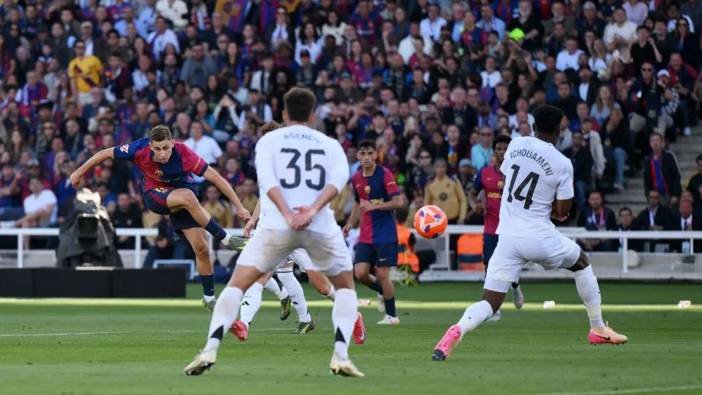 Fermín López em finalização no clássico válido pela Supercopa (Foto: David Ramos/Getty Images)