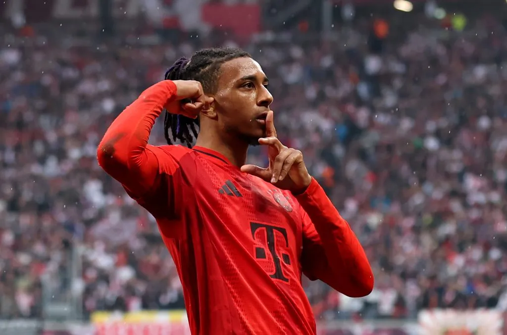Olise, alvo do Real Madrid, em campo com o Bayern (Photo by Maja Hitij/Getty Images)