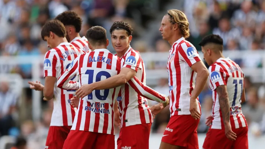Baena celebra gol do Atlético de Madrid com os companheiros em partida amistosa (Foto: George Wood/Getty Images)