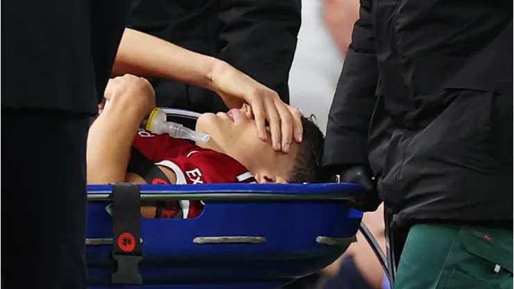 Giovanni Leoni deixa campo de maca em estreia pelo Liverpool. Foto: Jan Kruger/Getty Images
