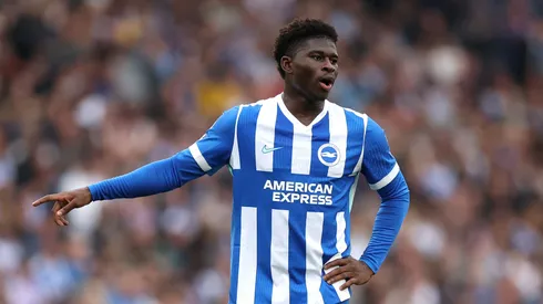 Carlos Baleba voltou à mira do Manchester United. Foto: Alex Pantling/Getty Images