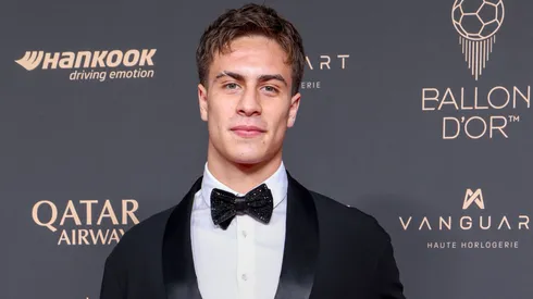 Kenan Yıldız cita jogadores do Flamengo na Bola de Ouro. Foto: Pascal Le Segretain/Getty Images)