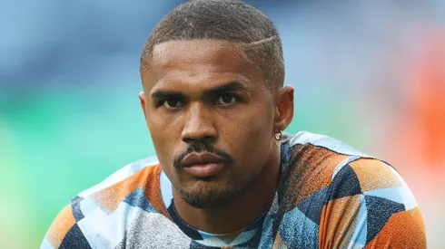 Douglas Costa em uma partida pelo Sydney FC (Foto: Mark Metcalfe/Getty Images)