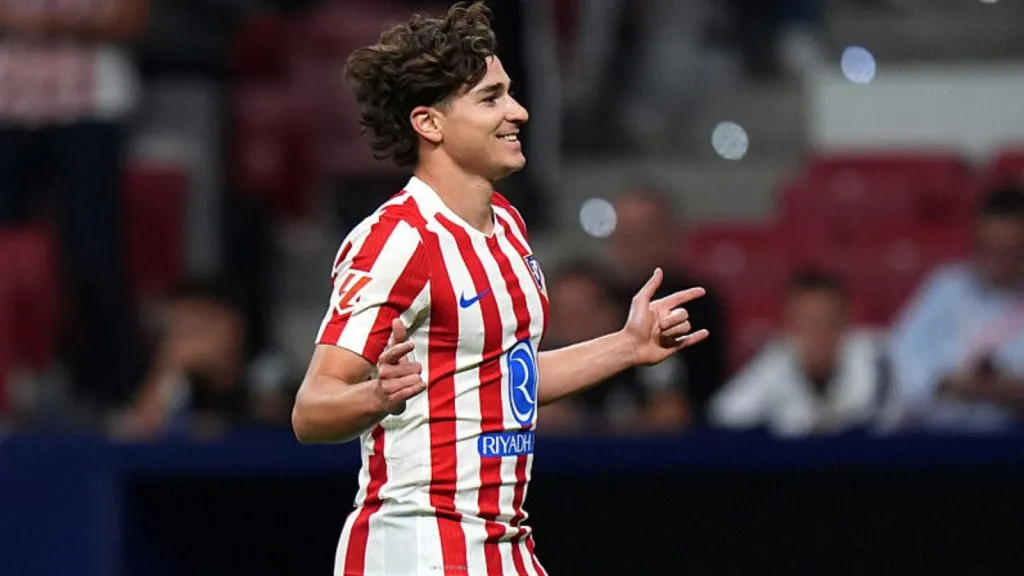 Julián Álvarez sorridente, comemora gol.