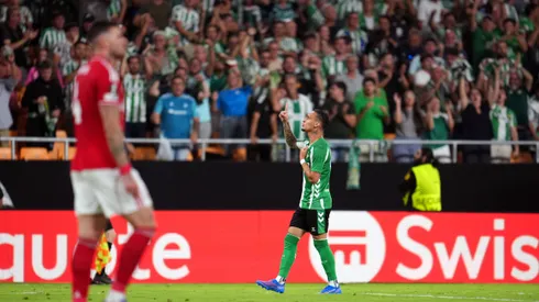 Antony, do Real Betis, comemora o segundo gol de sua equipe durante a partida da Fase MD1 da Liga Europa 2025/26 da UEFA entre o Real Betis Balompié e o Nottingham Forest FC, no La Cartuja de Sevilla, em 24 de setembro de 2025, em Sevilha, Espanha. Foto: Aitor Alcalde/Getty Images