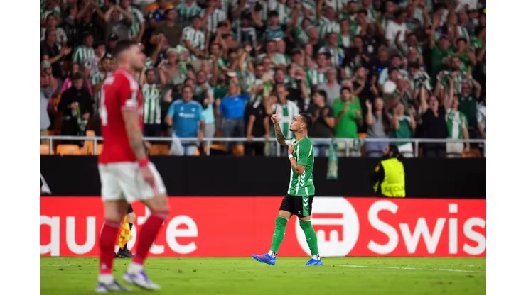 Antony, do Real Betis, comemora o segundo gol de sua equipe durante a partida da Fase MD1 da Liga Europa 2025/26 da UEFA entre o Real Betis Balompié e o Nottingham Forest FC, no La Cartuja de Sevilla, em 24 de setembro de 2025, em Sevilha, Espanha. Foto: Aitor Alcalde/Getty Images