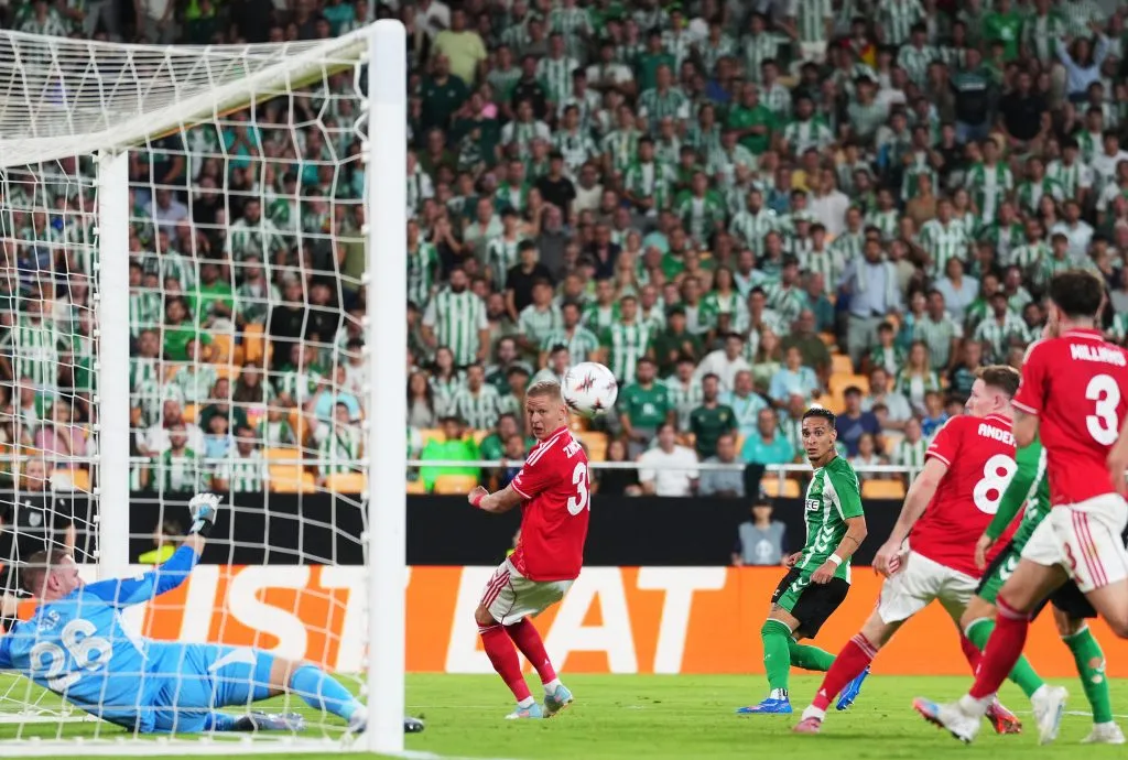 Antony, do Real Betis, marca o segundo gol de sua equipe durante a partida da Fase MD1 da Liga Europa 2025/26 da UEFA entre o Real Betis Balompié e o Nottingham Forest FC, em La Cartuja de Sevilla, em 24 de setembro de 2025, em Sevilha, Espanha. Foto: Aitor Alcalde/Getty Images