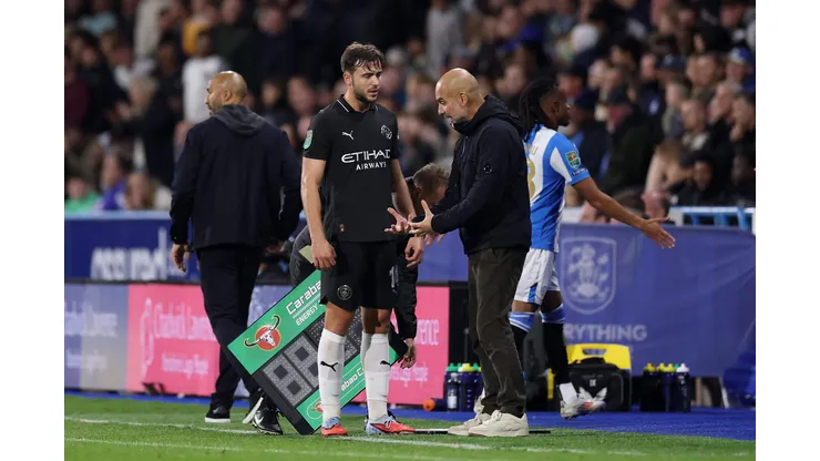 Nico González e Guardiola conversam em campo. (Photo by Jan Kruger/Getty Images)