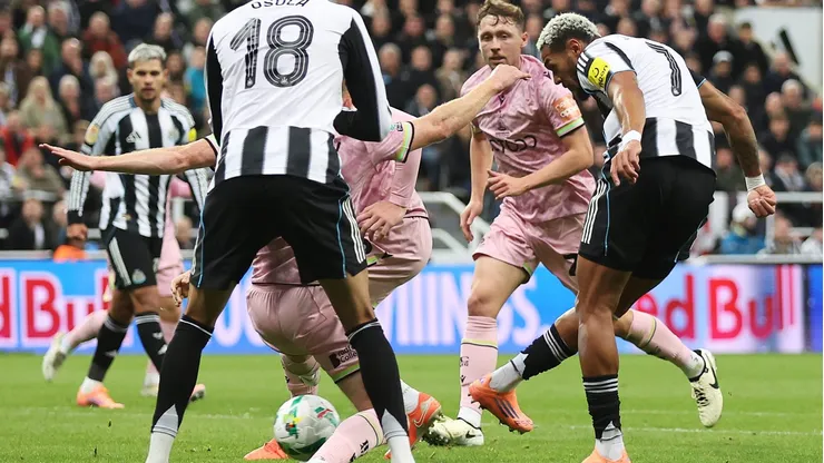 Destaques da partida, Joelinton marcou dois gols e Bruno Guimarães contribuiu com duas assistências. (Photo by George Wood/Getty Images)