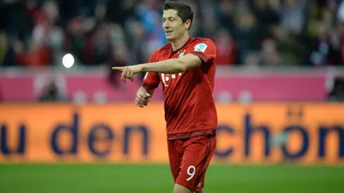 Robert Lewandowski, de Munique, comemora após marcar o quarto gol de sua equipe durante a partida da Bundesliga entre o FC Bayern de Munique e o Borussia Dortmund na Allianz Arena em 4 de outubro de 2015 em Munique, Alemanha. Foto: Micha Will/Getty Images para MAN
