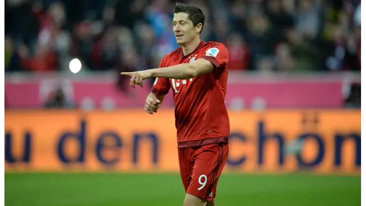 Robert Lewandowski, de Munique, comemora após marcar o quarto gol de sua equipe durante a partida da Bundesliga entre o FC Bayern de Munique e o Borussia Dortmund na Allianz Arena em 4 de outubro de 2015 em Munique, Alemanha. Foto: Micha Will/Getty Images para MAN