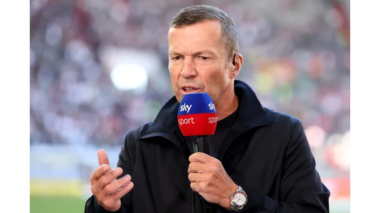 O especialista em TV Lothar Matthäus observa antes da partida da Bundesliga entre o FC Augsburg e o FC Bayern München na WWK-Arena em 30 de agosto de 2025 em Augsburg, Alemanha. Foto: Alexander Hassenstein/Getty Images