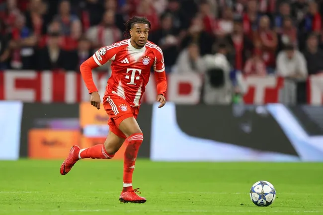 Michael Olise, do Bayern de Munique, controla a bola durante a partida da Fase MD1 da Liga dos Campeões da UEFA 2025/26 entre o FC Bayern de Munique e o Chelsea FC na Arena de Futebol de Munique, em 17 de setembro de 2025, em Munique, Alemanha. Foto: Alex Grimm/Getty Images