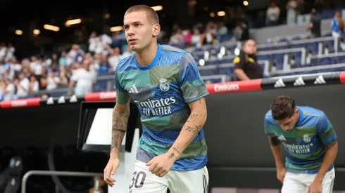 Franco Mastantuono, do Real Madrid, sai do túnel antes da partida da LaLiga EA Sports entre Real Madrid CF e RCD Espanyol de Barcelona, ​​no Estádio Santiago Bernabéu, em 20 de setembro de 2025, em Madri, Espanha. Foto: Florencia Tan Jun/Getty Images