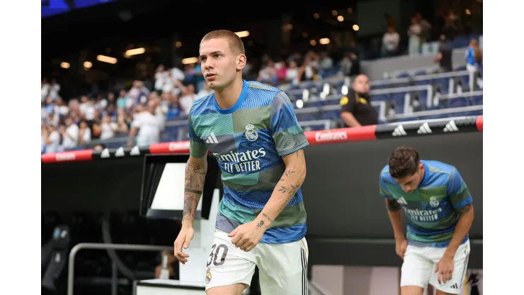 Franco Mastantuono, do Real Madrid, sai do túnel antes da partida da LaLiga EA Sports entre Real Madrid CF e RCD Espanyol de Barcelona, no Estádio Santiago Bernabéu, em 20 de setembro de 2025, em Madri, Espanha. Foto: Florencia Tan Jun/Getty Images