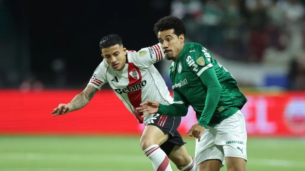 Kevin Castaño e Lucas Evangelista disputam bola em Palmeiras x River Plate (Foto: Alexandre Schneider/Getty Images)