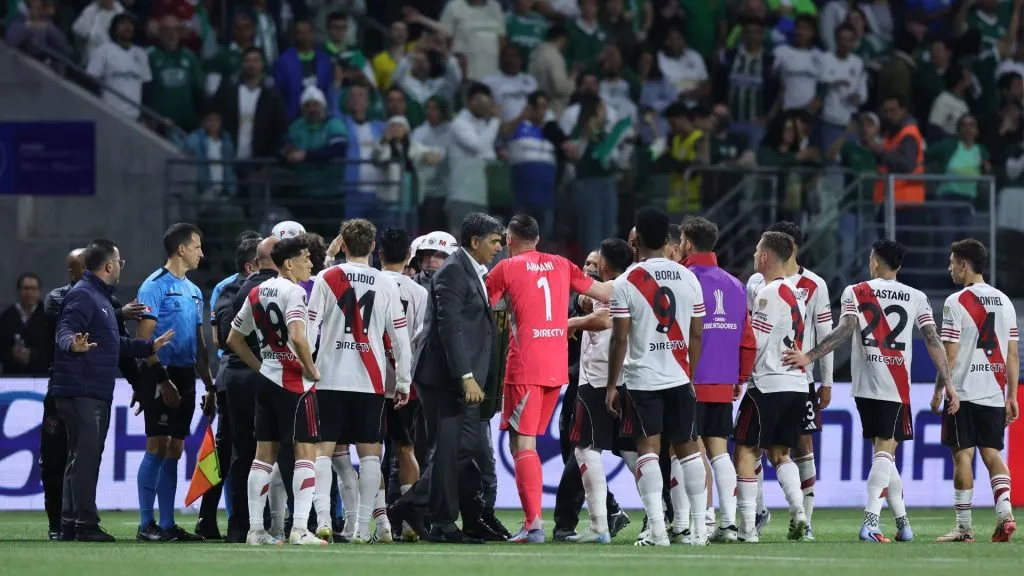 Jogadores do River Plate protestaram contra a arbitragem após o apito final (Foto: Alexandre Schneider/Getty Images)