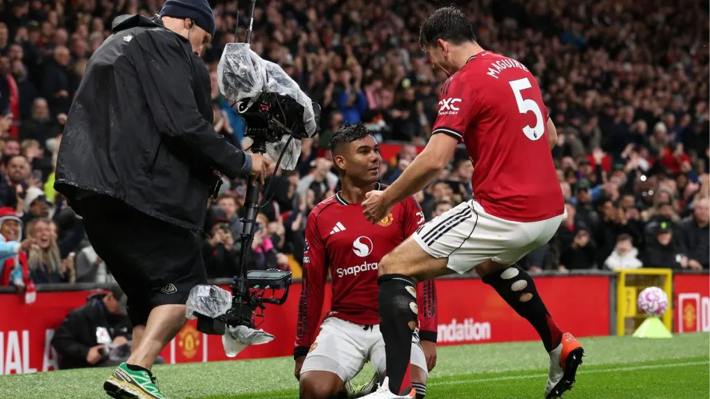 Casemiro celebra gol contra o Chelsea, em clássico da Premier League (Foto: Alex Livesey/Getty Images)