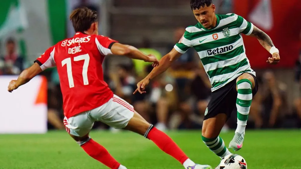Maximiliano Araujo do Sporting com Amar Dedic do Benfica em ação durante o jogo da Supertaça de Portugal. Foto: Gualter Fatia/Getty Images