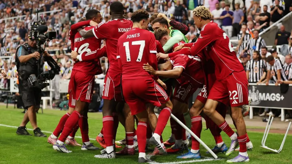 Rio Ngumoha comemora com os companheiros de time após marcar gol. Foto: George Wood/Getty Images