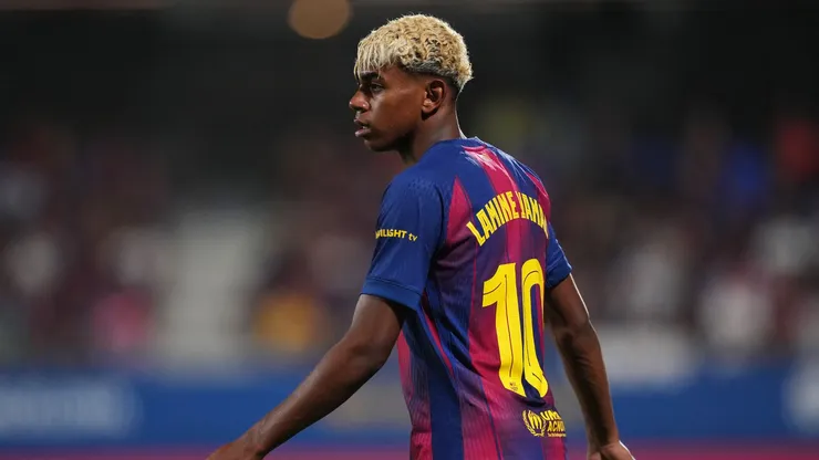 Lamine Yamal em registro durante jogo de pré-temporada do Barcelona (Foto: Alex Caparros/Getty Images)