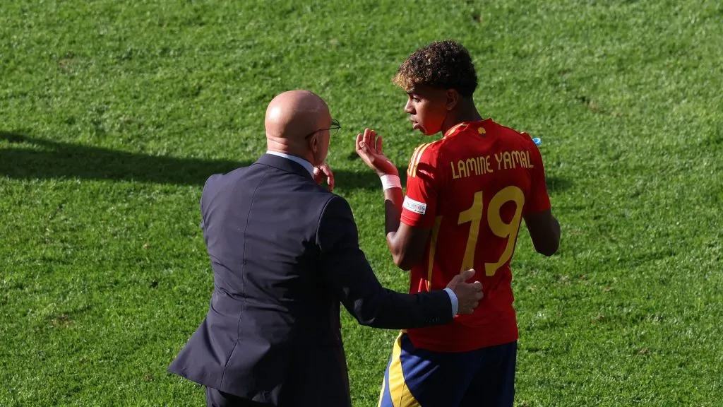 Luis de la Fuente passa orientações para Yamal durante jogo da Espanha (Foto: Alex Livesey/Getty Images)
