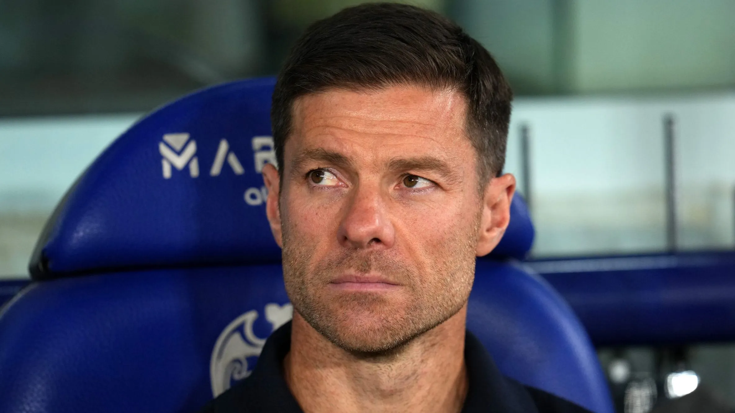 Xabi Alonso, no banco de reservas,de camisa preta