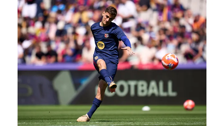 Gavi só deve jogar pelo Barcelona em 2026. (Photo by Alex Caparros/Getty Images)