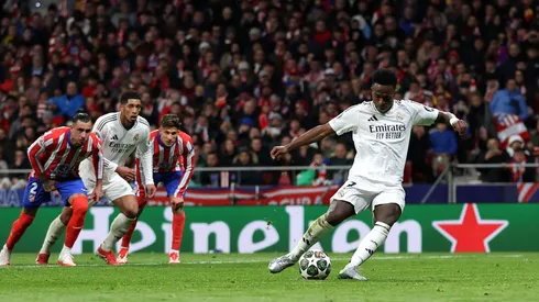 Vinícius Júnior em cobrança de pênalti contra o Atlético (Foto: Florencia Tan Jun/Getty Images)