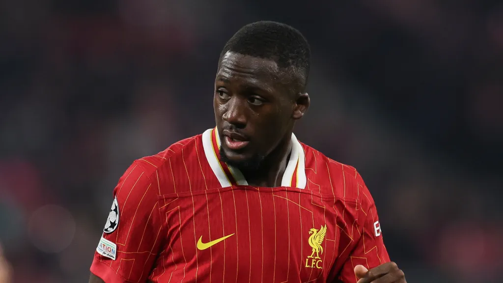 Ibrahima Konaté olhando para o lado em jogo do Liverpool(Foto: Maja Hitij/Getty Images)