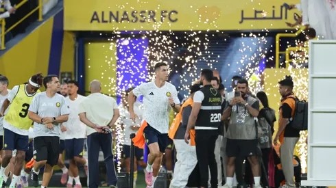 Cristiano Ronaldo, do Al-Nassr FC, entra no estádio antes da partida da Saudi Pro League entre Al Nassr e Al Kholood no Al Awwal Park, em 14 de setembro de 2025, em Riad, Arábia Saudita. Foto: Abdullah Ahmed/Getty Images