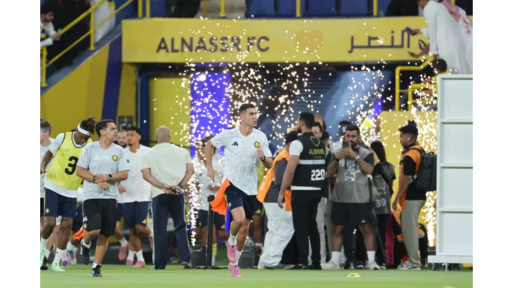 Cristiano Ronaldo, do Al-Nassr FC, entra no estádio antes da partida da Saudi Pro League entre Al Nassr e Al Kholood no Al Awwal Park, em 14 de setembro de 2025, em Riad, Arábia Saudita. Foto: Abdullah Ahmed/Getty Images