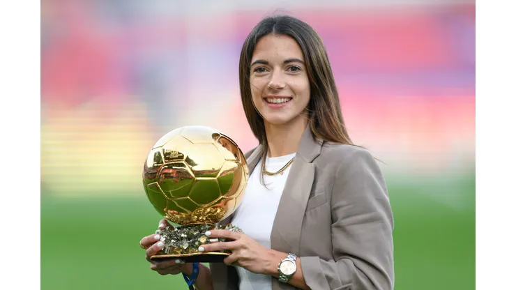 Aitana Bonmatí posa para uma foto com o Troféu Ballon d'or Feminino antes da partida LaLiga EA Sports entre FC Barcelona e Deportivo Alavés no Estadi Olimpic Lluis Companys em 12 de novembro de 2023 em Barcelona, Espanha. Foto: David Ramos/Getty Images