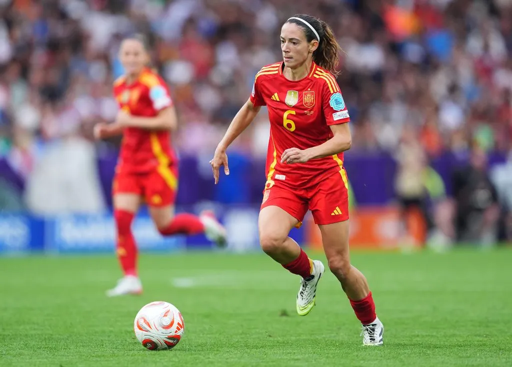 Aitana Bonmati, da Espanha, corre com a bola durante a final da UEFA Women’s EURO 2025 entre Inglaterra e Espanha no St. Jakob-Park, em 27 de julho de 2025, em Basileia, Suíça. Foto: Daniela Porcelli/Getty Images
