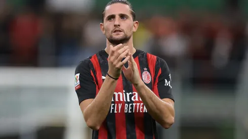 Adrien Rabiot, do Milan, aplaude a torcida após o apito final da partida das oitavas de final da Coppa Italia Frecciarossa entre Milan e US Lecce, no Estádio Giuseppe Meazza, em 23 de setembro de 2025, em Milão, Itália. Foto: Jonathan Moscrop/Getty Images