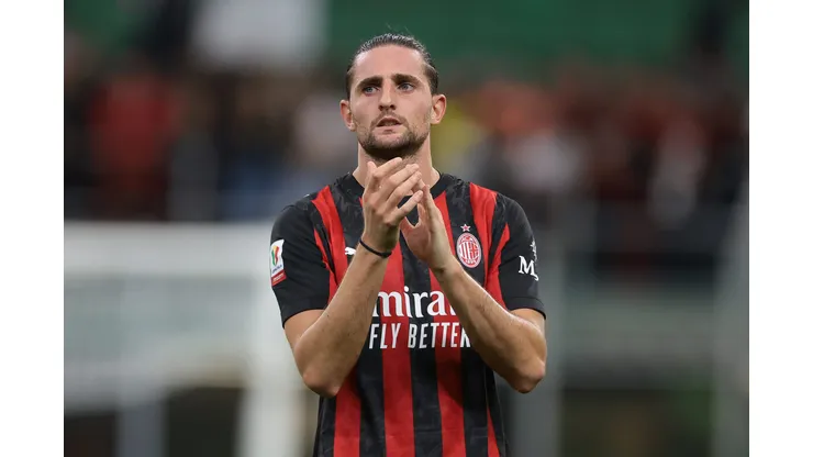 Adrien Rabiot, do Milan, aplaude a torcida após o apito final da partida das oitavas de final da Coppa Italia Frecciarossa entre Milan e US Lecce, no Estádio Giuseppe Meazza, em 23 de setembro de 2025, em Milão, Itália. Foto: Jonathan Moscrop/Getty Images
