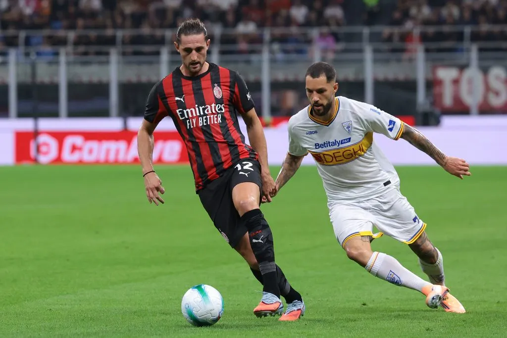 Adrien Rabiot, do Milan, é perseguido por José Tete Morente, do US Lecce, durante a partida das oitavas de final da Coppa Italia Frecciarossa entre Milan e US Lecce, no Estádio Giuseppe Meazza, em 23 de setembro de 2025, em Milão, Itália. Foto: Jonathan Moscrop/Getty Images