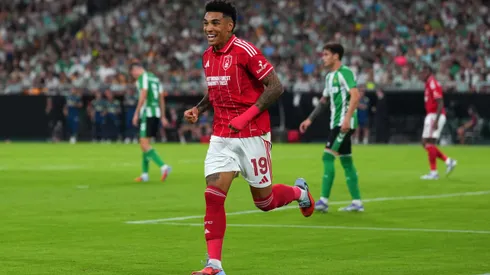 Igor Jesus, do Nottingham Forest, comemora após marcar o primeiro gol de sua equipe durante a partida da Fase MD1 da Liga Europa da UEFA 2025/26 entre o Real Betis Balompié e o Nottingham Forest FC, em La Cartuja de Sevilla, em 24 de setembro de 2025, em Sevilha, Espanha. Foto: Aitor Alcalde/Getty Images